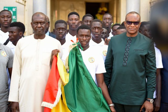 mondial-u17-amara-diouf-et-ses-coequipiers-ont-recu-le-drapeau-national