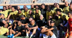Les légendes rendent hommage aux victimes du tremblement de terre lors d’un match de gala à Marrakech