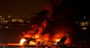 Au Japon, un avion en feu sur la piste de l’aéroport Haneda de Tokyo