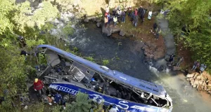 Kenya : un bus emporté par une rivière en crue, les 51 passagers sauvés