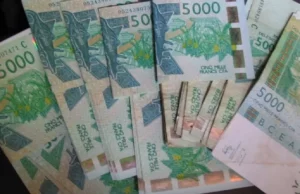 Psychose dans la banlieue dakaroise : un mystérieux bienfaiteur distribue des billets de 5 000 FCFA à des élèves, les mamans sonnent l’alerte