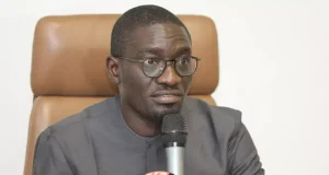 Ponctions salariales des enseignants : le ministre Olivier Boucal admet la réalité et se justifie