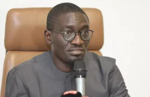 Ponctions salariales des enseignants : le ministre Olivier Boucal admet la réalité et se justifie