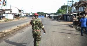Sierra Leone: le gouvernement allège le couvre-feu au lendemain d’affrontements à Freetown