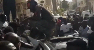 La scène est digne d’un film. Une course-poursuite que l’on voit rarement dans les rues Dakaroises. Et pourtant, elle s’est passée sous les yeux des populations. Les faits se sont déroulés ce mercredi, du côté de l’hôpital Abass Ndao. Selon les sources de «Seneweb», deux voleurs, roulant en scooter, ont tenté d’arracher le sac d’un passant qui contenait la somme de cinq millions de Francs Cfa. Les voleurs ont été pourchassés par les cris d’alerte de la victime qui a pu protéger sa sacoche de billets. Automatiquement, des agents du groupement mobile d’intervention (GMI) sont intervenus. Ils ont pourchassé les malfrats. L’un est tombé de l’engin et a pris la fuite. Talonné par les policiers, il a dégainé son arme et tiré sur un des agents qui a reçu une balle à la jambe. Le tireur s’est caché à la grande Mosquée de Dakar. C’est là bas qu’il a été arrêté. Il est actuellement détenu à la police de la Médina. Quant à son complice, il était armé d’un couteau et a pu continuer sa course. Activement recherché, il ne devrait pas tarder à tomber entre les mailles des enquêteurs.
