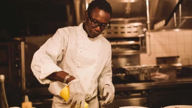 Pierre-Thiam-dans-sa-cuisine.webp.webp