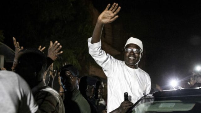 a-peine-sorti-de-prison-khalifa-sall-se-rend-nuitamment-a-tivaouane-pour