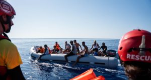 Au moins 30 migrants portés disparus après le chavirement d’un bateau au large de l’Italie