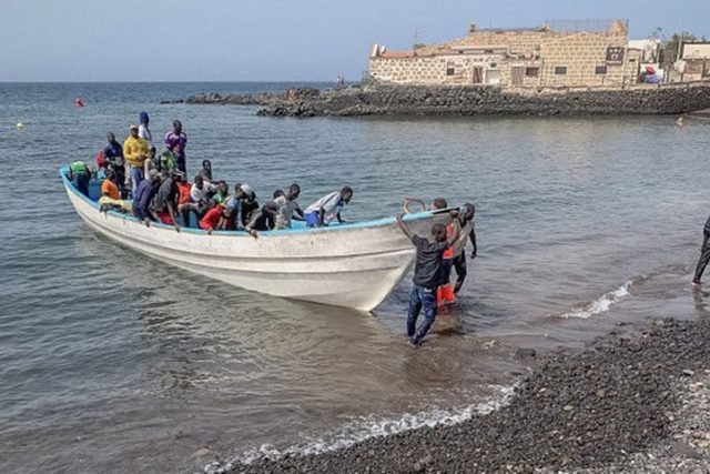 canaries-plus-de-1200-migrants-arrives-en-trois-jours-sur-larchipel-espagnol
