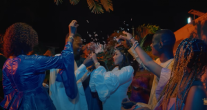 Découvrez le nouveau clip de Aïda Samb, « DIEUKEUR SAMA »