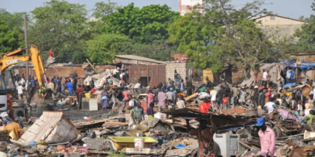 demantelement-de-la-cite-imbecile-retour-sur-les-ruines-du-bidonville