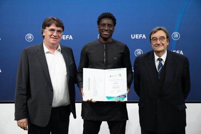football-demba-ba-a-obtenu-son-master-en-gestion-du-sport-uefa
