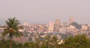 Sierra Leone: échange de tirs à Freetown et couvre-feu national