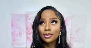 Hanches, pathial : Adiouza très sexy en robe beige-violette
