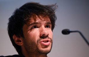 Juan Branco, a “refusé de boire et de s’alimenter selon son avocat