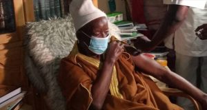 KAOLACK : LE KHALIFE DE MÉDINA BAYE SE FAIT VACCINER CONTRE LA COVID-19