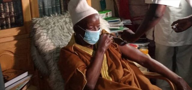 kaolack-le-khalife-de-medina-baye-se-fait-vacciner-contre-la-covid-19