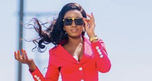 La chanteuse activiste Queen Biz a retiré elle aussi ses fiches de parrainages.