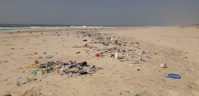 la-plage-de-lhydrobase-entre-insalubrite-et-insecurite