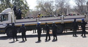 Le Zimbabwe se rend aux urnes pour des élections dans un climat de répression