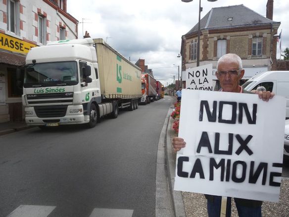 lencombrement-des-camions-et-linsalubrite-indisposent-les-riverains