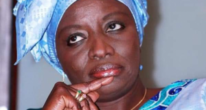 MIMI TOURE peint un tableau sombre de BBY dans le Fouta