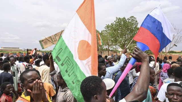 niger-des-milliers-de-personnes-ont-manifeste-pres-de-la-base-militaire-francaise-a-niamey