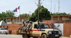 Niger: la France à répliquer à toute atteinte « aux emprises militaires et diplomatiques françaises »