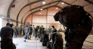 Niger: les premiers départs de militaires français ont eu lieu