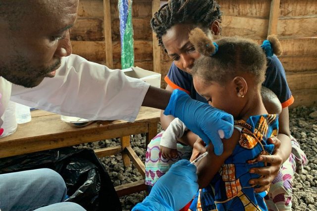 oms-la-chaine-de-vaccination-perturbee-par-le-covid-19-les-enfants-toujours-sous-la-menace-de-la-rougeole-la-meningite-la-diphterie