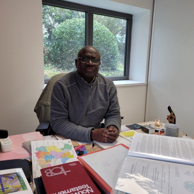 portrait-emile-dione-pretre-exorciste-du-senegal-a-la-bretagne