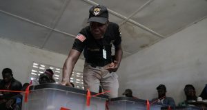Présidentielle au Liberia: George Weah et Joseph Boakai au coude à coude, selon des résultats provisoires