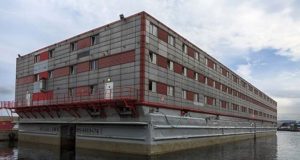 Royaume-Uni: Londres va héberger 500 migrants sur une barge dans un port !