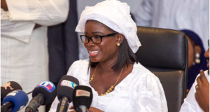 Thérèse Faye Diouf reçoit le témoin de Samba Ndiobène Kâ
