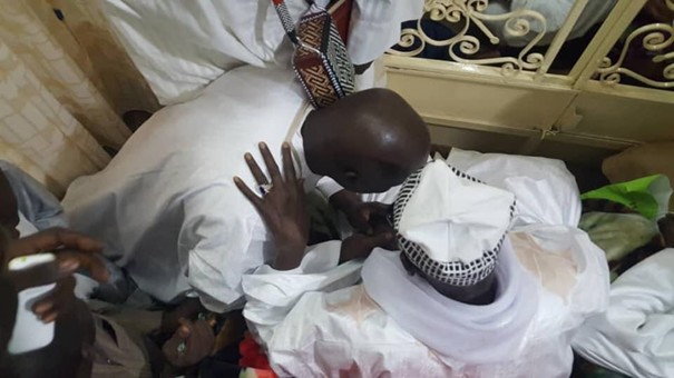 touba-idy-pleure-devant-serigne-mountakha-photos