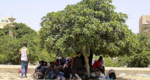 Tunisie: les expulsions de migrants vers la frontière ont repris selon Human Rights Watch