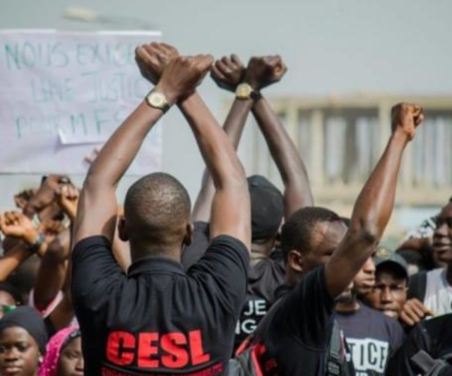 ugb-manque-criard-deau-et-retard-dans-le-paiement-des-bourses-les-etudiants-en-sit-in-sur-la-nationale-pour-exprimer-leur-desarroi-et-leur-ras-le-bol