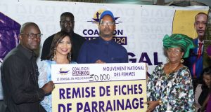 Caution pour la présidentielle du 25 février 2024 : les femmes de la coalition Diao2024 remettent 8 millions à Mame Boye Diao