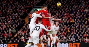 Premier League : freiné par Manchester United, Liverpool perd la tête