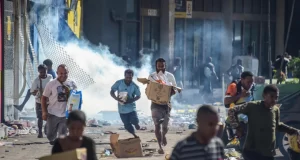 De violentes émeutes éclatent en Papouasie-Nouvelle-Guinée, faisant plusieurs morts