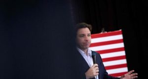 Présidentielle américaine : Ron DeSantis se retire de la course à l’investiture républicaine et annonce qu’il soutiendra Donald Trump