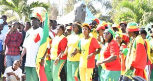 (Photos)- Revivez en images l’ambiance des supporters Sénégalais, notamment 12 ème Gaïndé et Allez Casa lors du match contre la Gambie