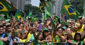 Brésil: devant des milliers de partisans, Bolsonaro dénonce son inéligibilité
