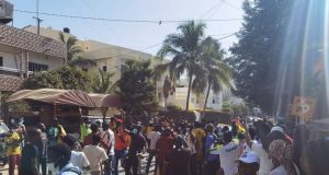 Une foule en colère dans les rues de Liberté 6 Extension