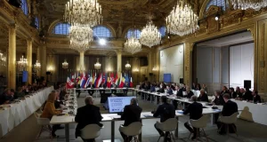 Propos d’Emmanuel Macron sur l’envoi de troupes en Ukraine: précisions françaises et réactions européennes