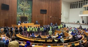 Image hideuse de la démocratie sénégalaise, des députés de l’opposition évacués de force pour faire passer une loi