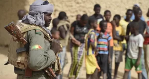 Mali: polémique après la parution du livre d’un colonel évoquant «des exactions» de l’armée