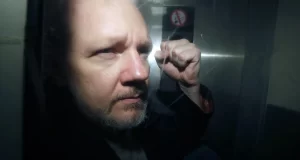 La justice britannique accorde à Julian Assange le droit de faire appel de son extradition vers les États-Unis