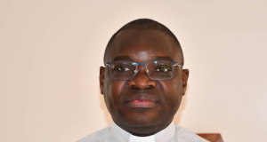 Marche vers pâques – Abbé Christophe Sene sur la semaine sainte : «Le Chrétien n’est grand qu’à genou…»