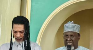 Cameroun : Rigobert Song à la mosquée avant le ramadan, l’image devenue virale